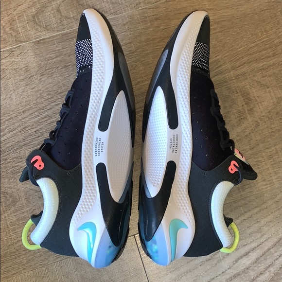 Nike Joyride Run Flyknit W - White/Platinum Tint/Bright Mango/Racer Blue â¢ Se priser nu